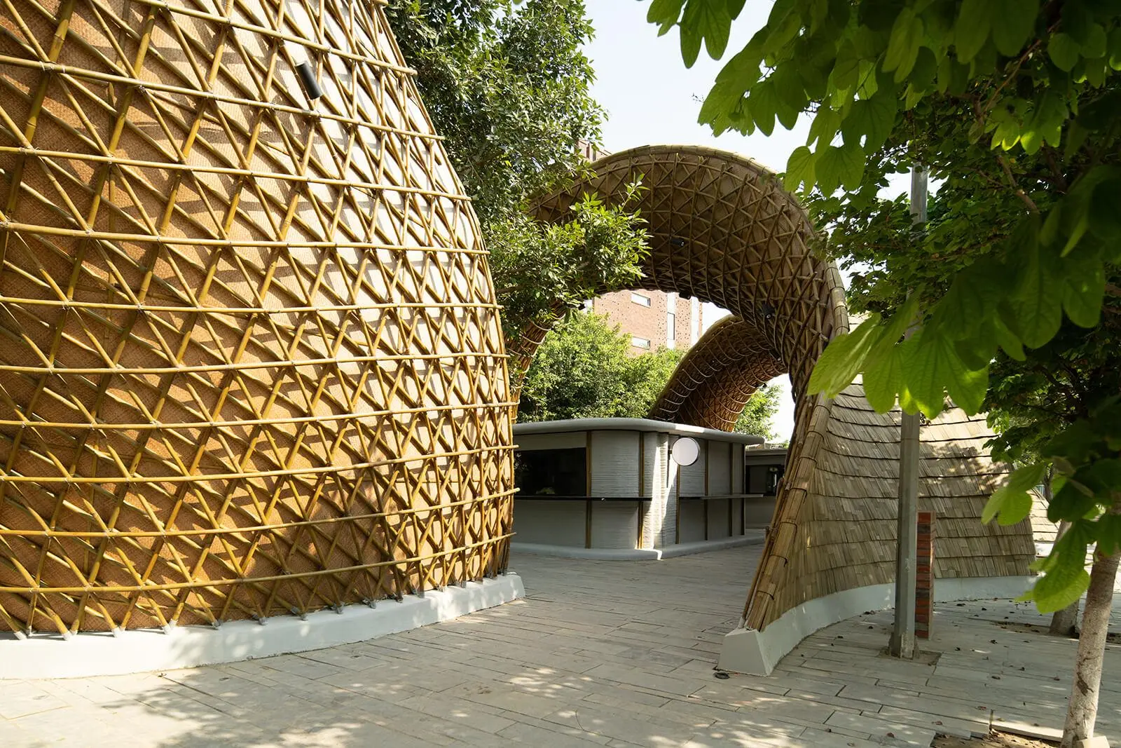 The diagonal lattice and crushed-bamboo mats reveal how geometry, not mass, does the structural work. Photo: Avesh Gaur / Sohaib Ilyas, courtesy Lyth Design.